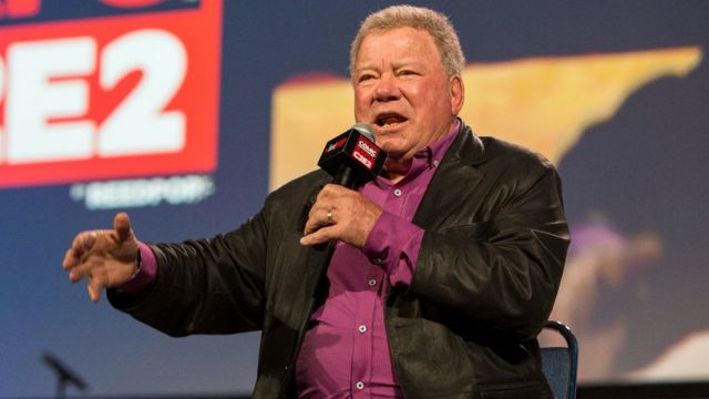 جيف بيزوس يرسل “ابتن كيرك” في رحلة حقيقية إلى الفضاء