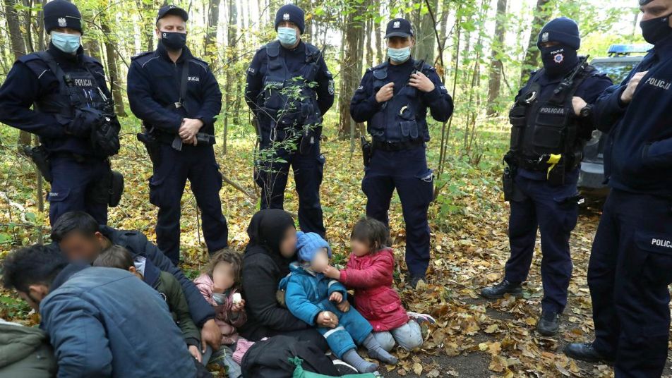 شاب سوري يخاطر بنفسه على الحدود البولندية لإنقاذ والديه (فيديو)