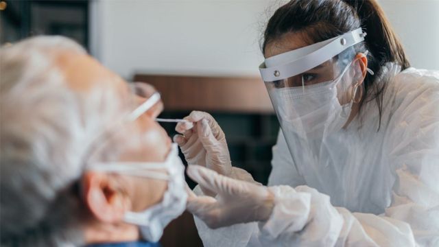 فيروس كورونا: نتائج فحوص كوفيد-19 خاطئة تؤدي إلى إغلاق مختبر في بريطانيا