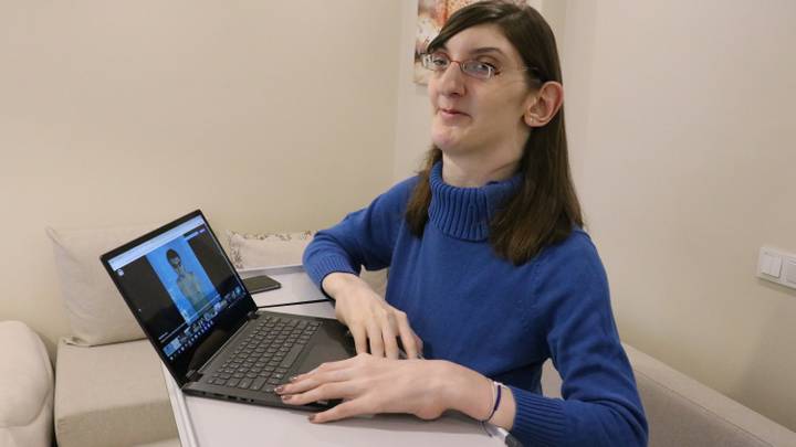 متران و15 سنتيمتراً.. التركية “رُميسا” تصبح أطول امرأة بالعالم