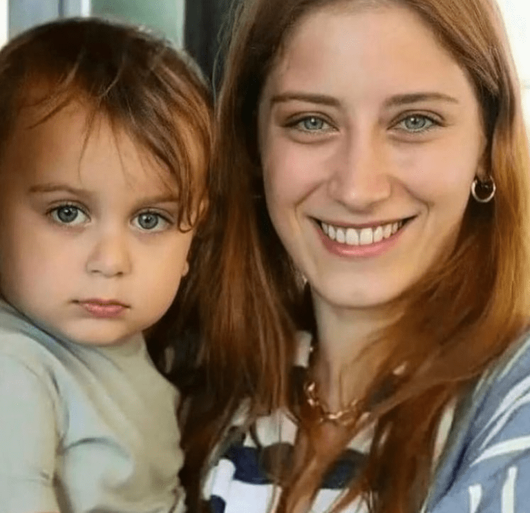 نجل هازال كايا يخطف الأنظار في أحدث ظهور مع والدته