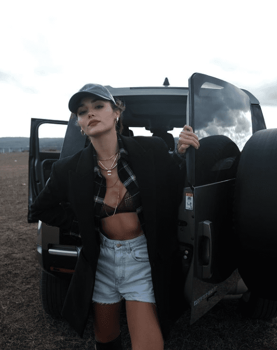 هاندا أرتشيل بإطلالة غير إعتيادية وجريئة للغاية