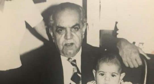 يعيش مشرداً ومريضاً.. نجل مطرب مصري شهير يطلب إعادته لبلاده