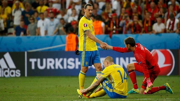 إبراهيموفيتش يثير القلق في إسبانيا قبل المواجهة الحاسمة