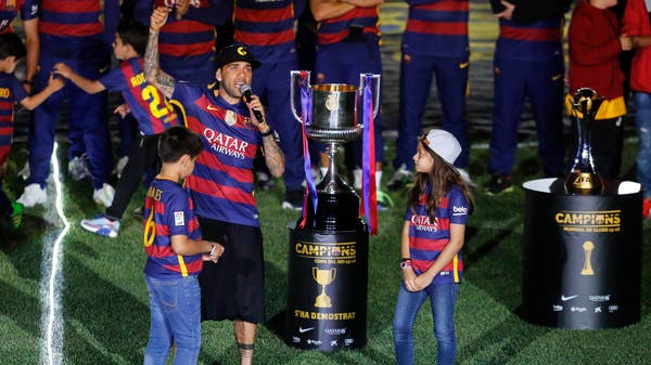 برشلونة يعيد نجمه السابق داني ألفيش حتى نهاية الموسم