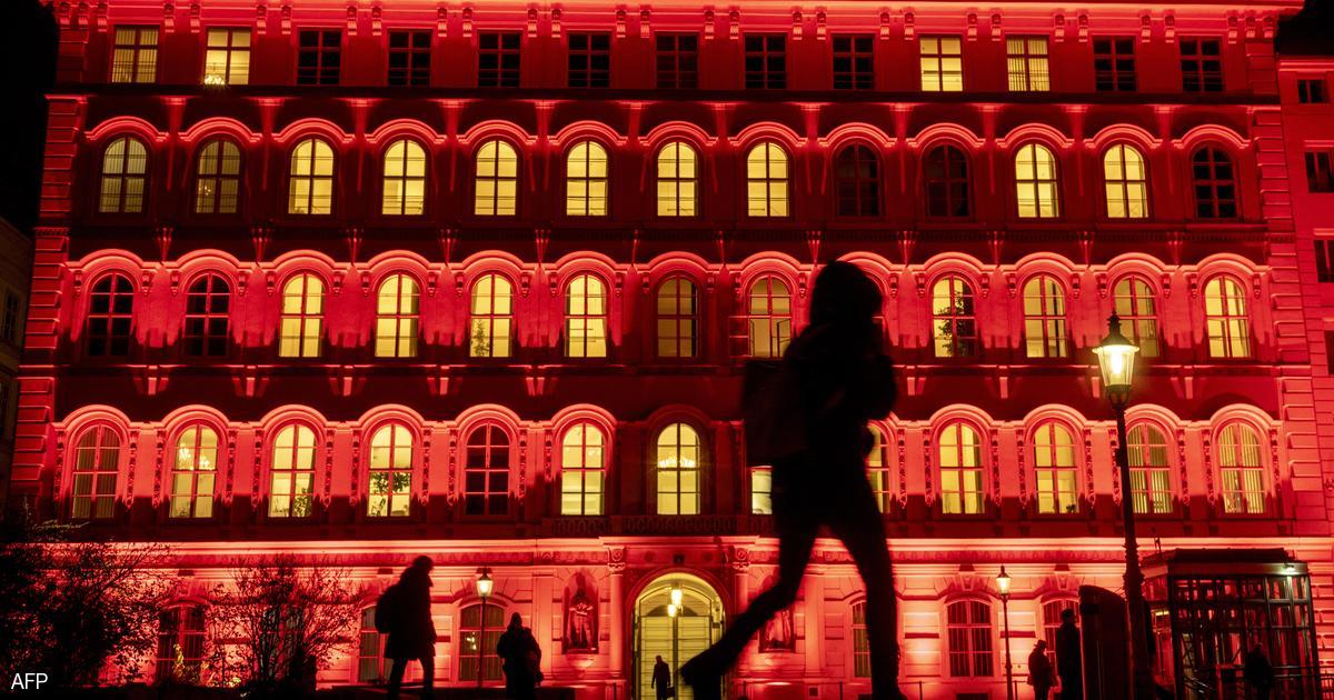 بلد أوروبي يعود إلى الإغلاق الكامل.. واللقاح “إلزامي”