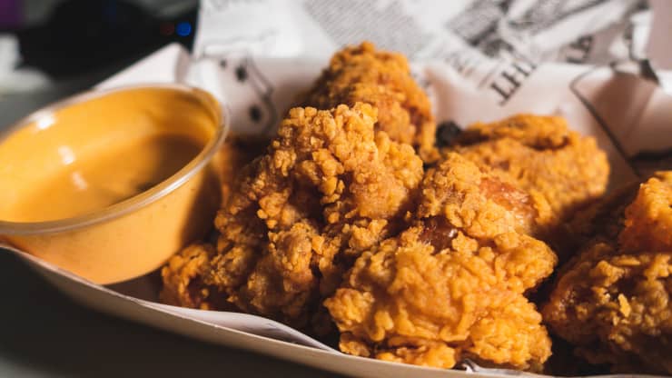 قبل أن تتلف دماغك.. 5 أطعمة يجب الامتناع عن تناولها