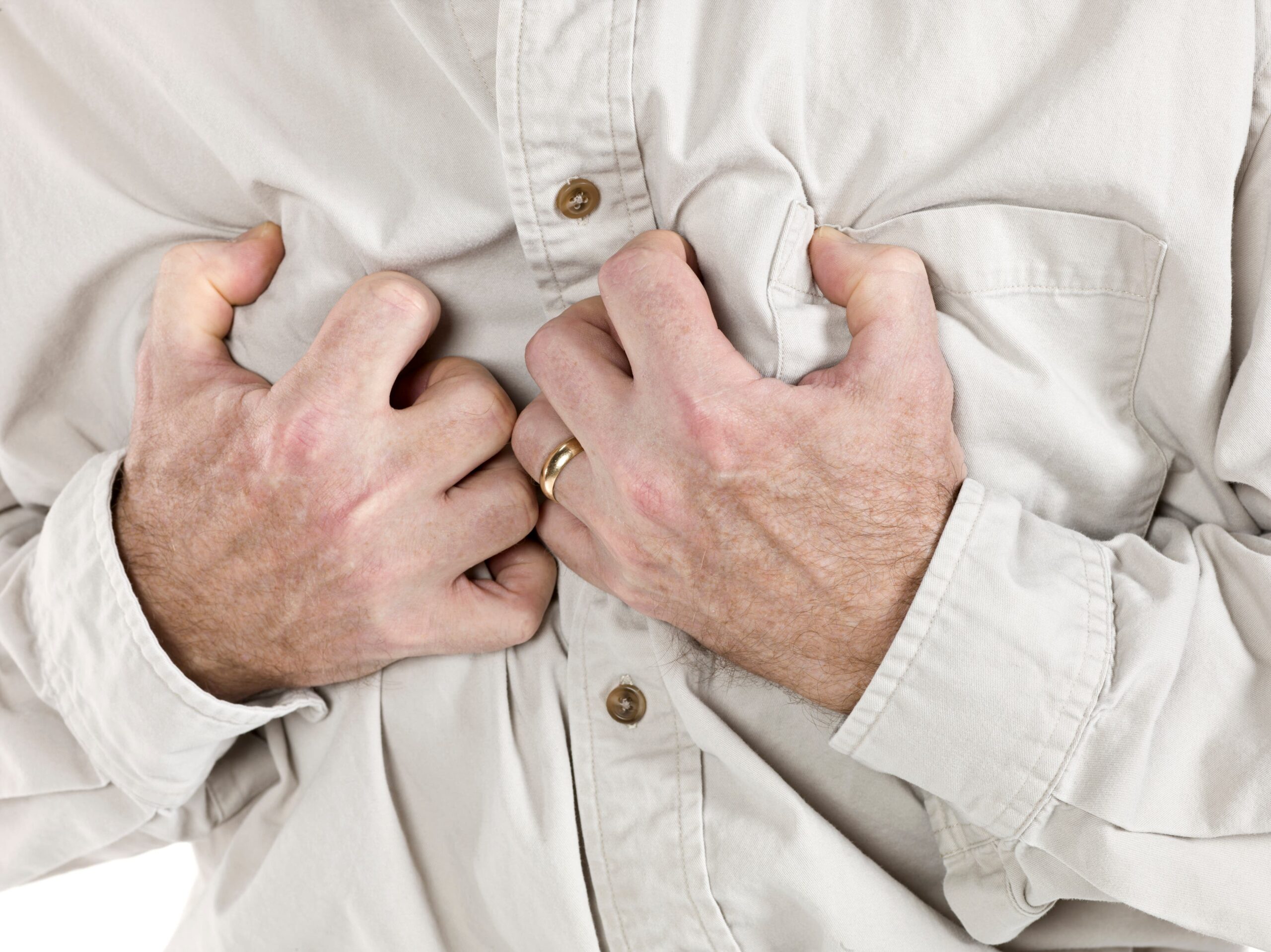 منها آلام الفك والرقبة.. 6 علامات تحذيرية تشير لإصابتك بأزمة قلبية