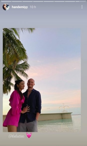 هاندا أرتشيل بصورة رومانسية مع حبيبها كرم بورسين