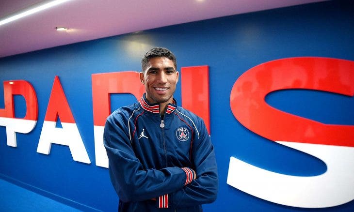 أشرف حكيمي ضمن التشكيلة المثالية لسنة 2021