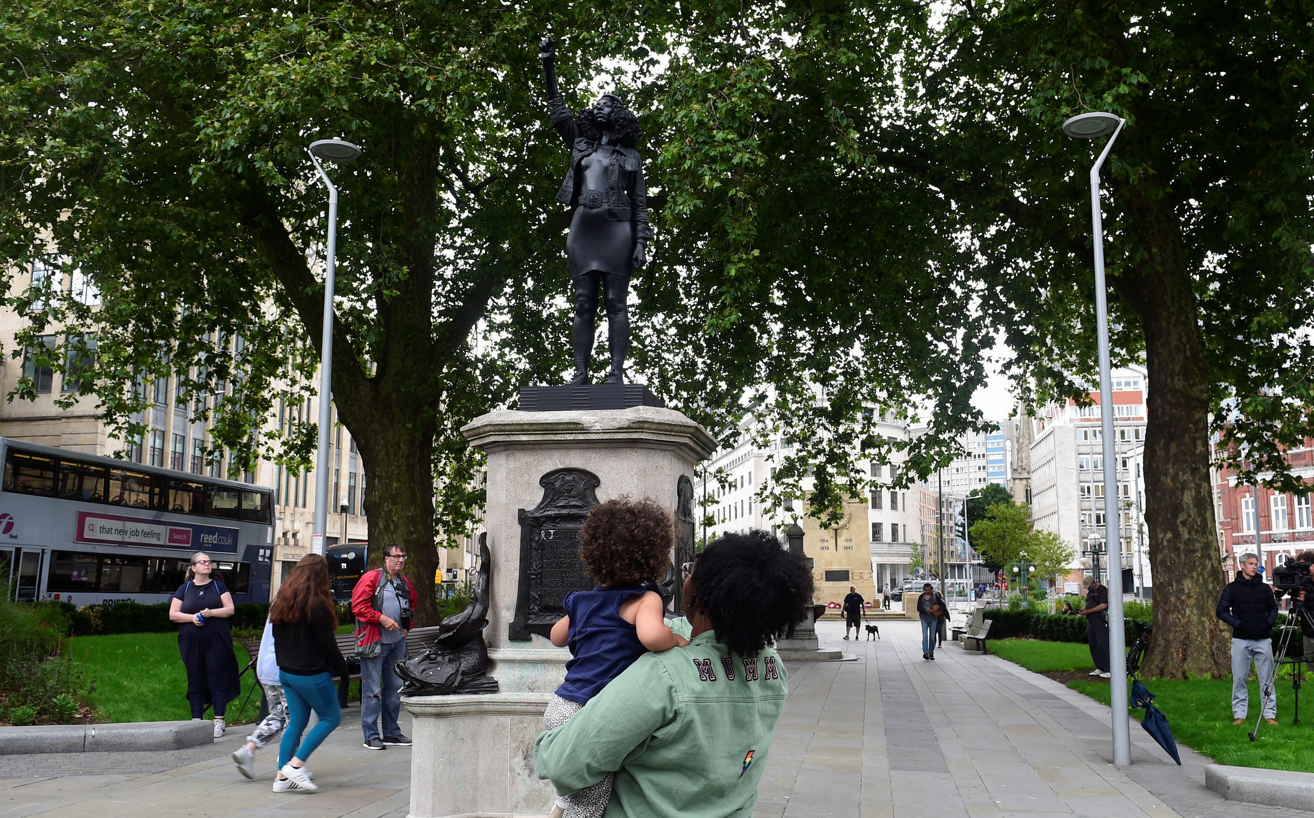 بانكسي يصمم “تي شيرت” للبيع للعامة.. وهذه الرسالة منه