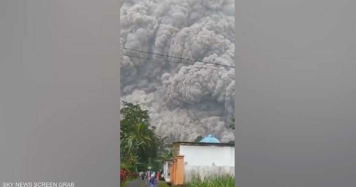 بركان إندونيسيا ينفث حممه مع سحابة ضخمة.. وسقوط ضحايا
