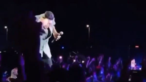 شاهد.. معجب “يخبط” رأس حماقي بهاتف ويصبه!