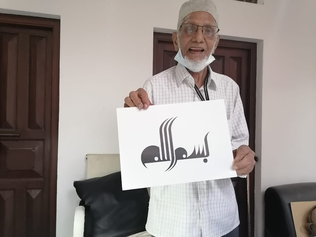 شاهد.. هندي لا يتحدث العربية يبدع في كتابة الخط العربي!