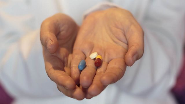 فيروس كورونا: ما التقدم الذي أُحرز في تصنيع أدوية كوفيد؟