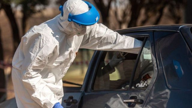 فيروس كورونا: ما الذي يمكن أن نتعلمه من تجربة جنوب أفريقيا مع متحور أوميكرون؟