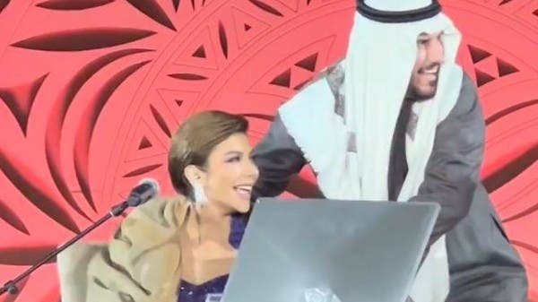 ماذا فعل زوج أصالة على المسرح حتى أشعل التواصل؟