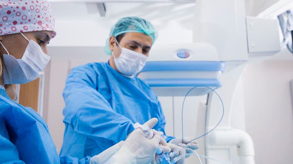 بعد الكلية.. جراحون أميركيون ينجحون بزراعة قلب خنزير في إنسان