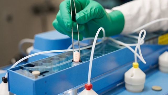 فيروس كورونا: بريطانيا توافق على استخدام أقراص جديدة تعطى عن طريق الفم لعلاج أعراض كوفيد