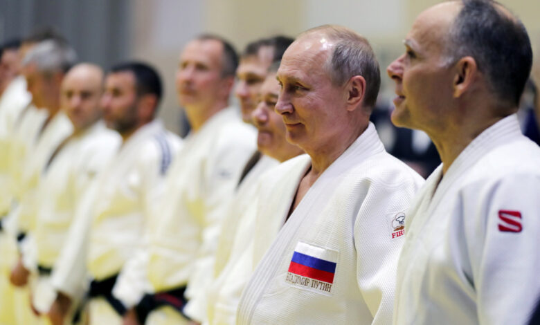 ردا على الغزو الروسي .. الاتحاد الدولي للجودو يعلق الرئاسة الفخرية لبوتين