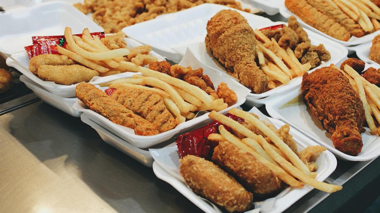 8 أسوأ عادات غذائية تهدد مرضى ارتفاع ضغط الدم