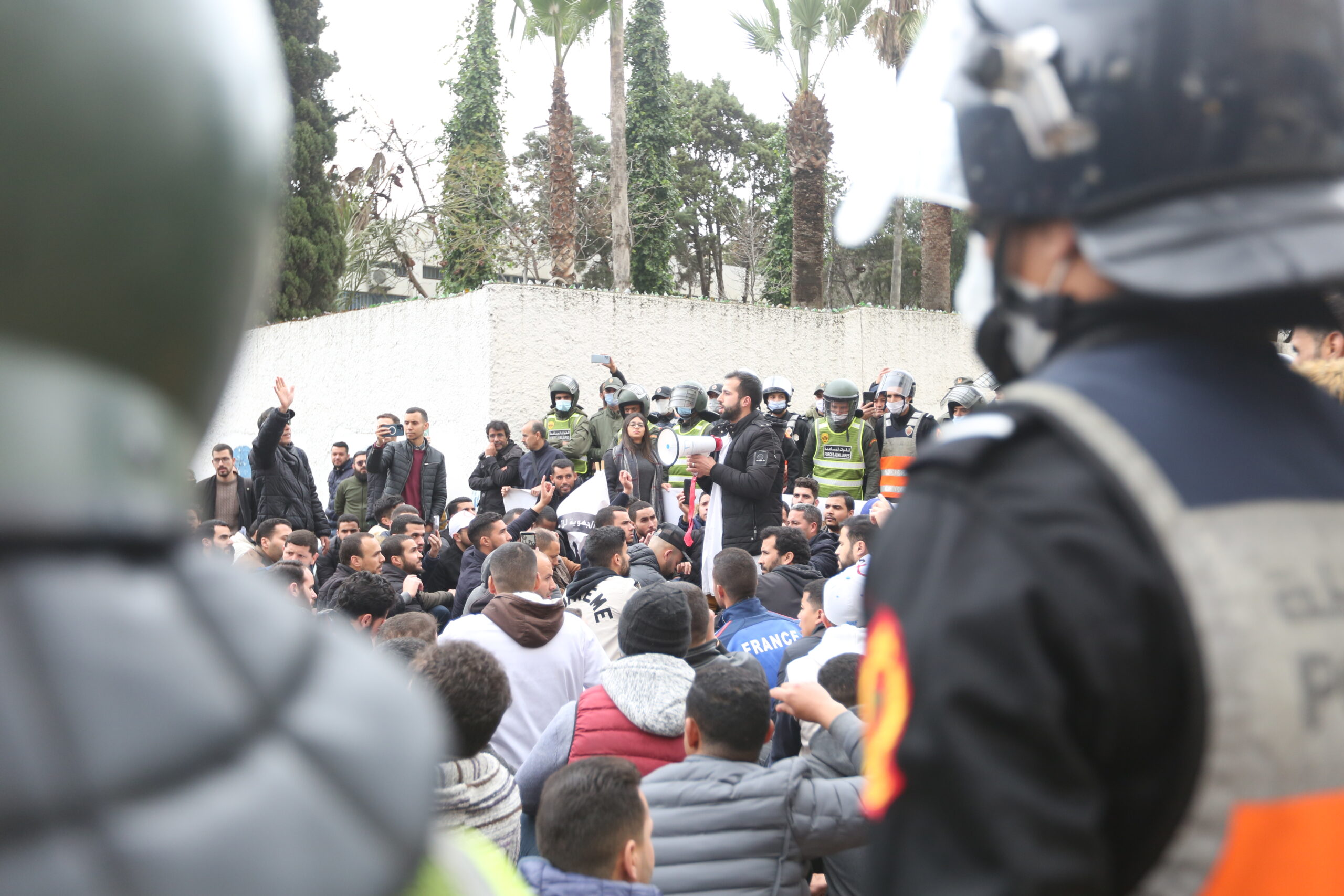 الأمن يمنع مسيرة لأساتذة التعاقد بطنجة (فيديو وصور)