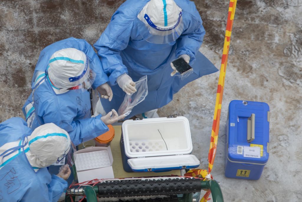 الصين تشدّد إجراءات كوفيد-19 بعد تسجيل 4آلاف إصابة جديدة