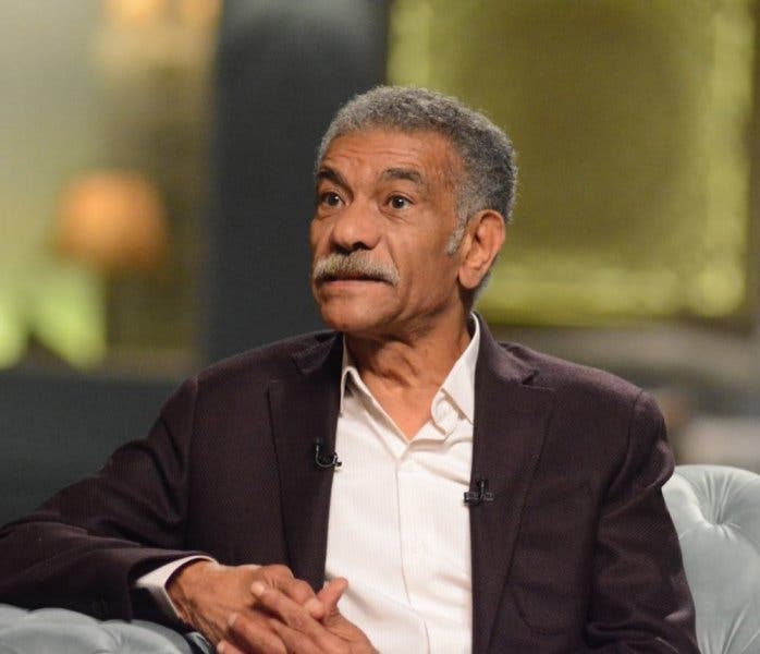 زوجة فنان مصري شهير تفضحه.. “سلب أموالي وطردني”