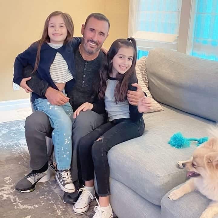 لأول مرة.. كاظم الساهر يغني مع حفيدتيه في حفل فني كبير