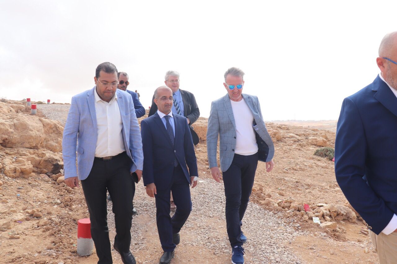 وفد إسباني يزور مواقع النقوش الصخرية ومواقع أثرية بإقليم طرفاية