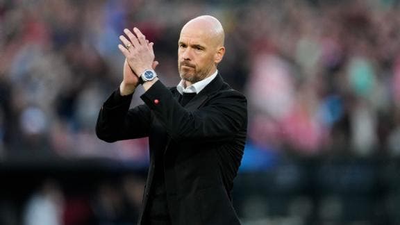 تن هاغ.. يكره التأخير ويتحكم بكتب اللاعبين