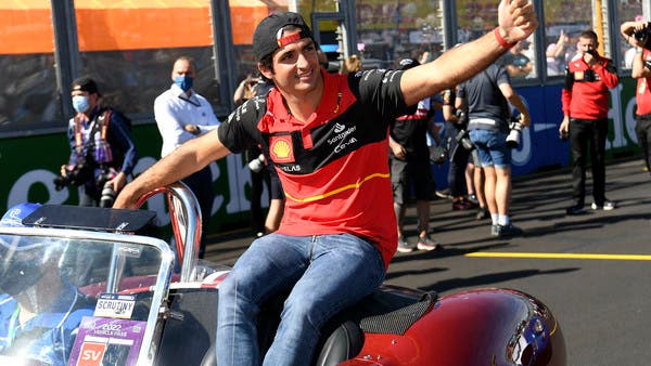 فيراري يمدد عقد سائقه الإسباني ساينس حتى نهاية 2024