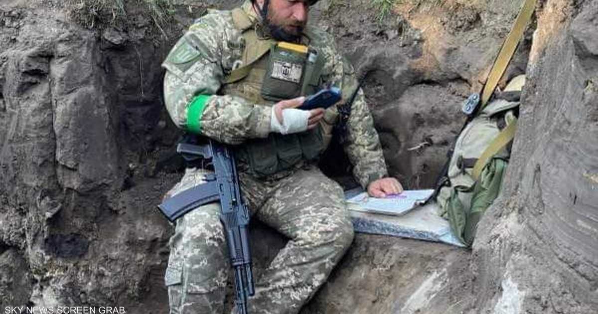 أستاذ جامعي أوكراني يحاضر بطلابه من جبهات القتال