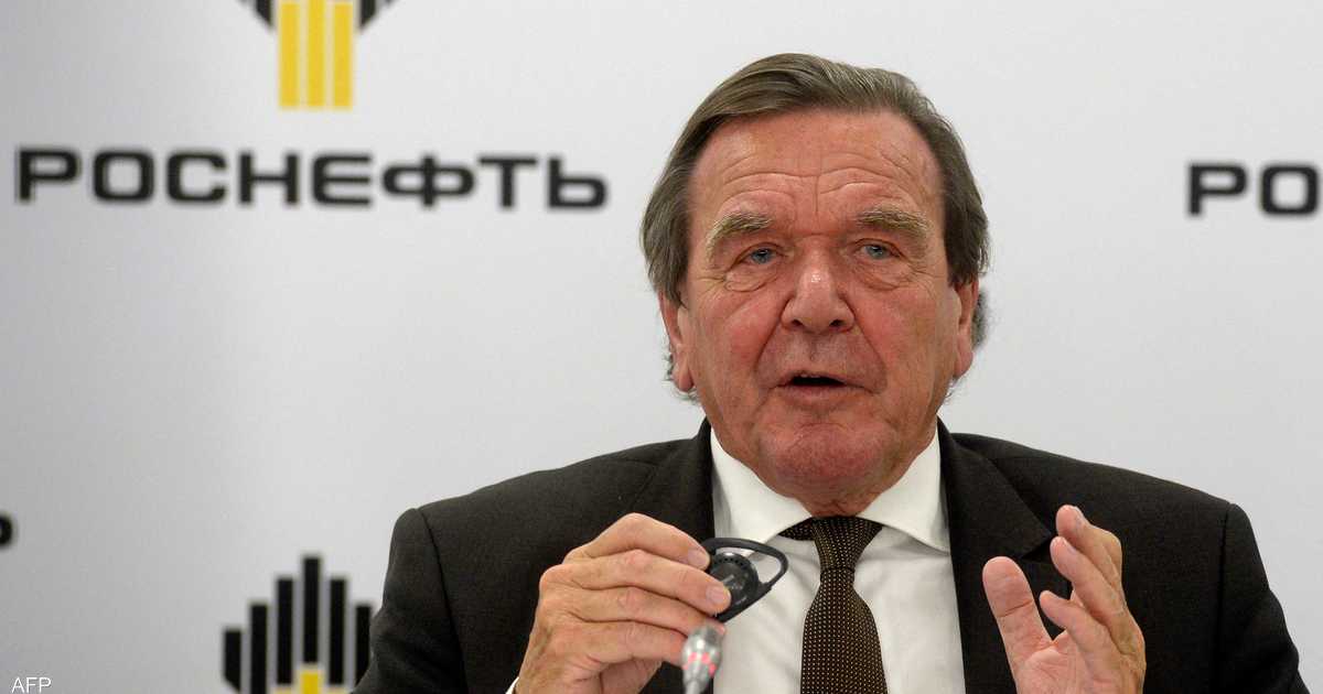 ألمانيا تعاقب مستشارها الأسبق “المقرب من بوتن”