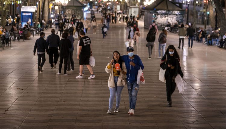 إسبانيا تخفف قيود السفر للسياح غير الملقحين