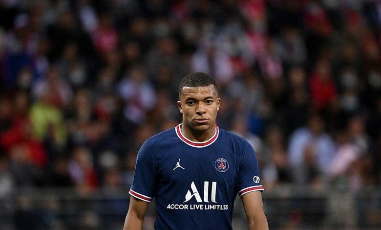 إعلام فرنسي: مبابي يقرر البقاء في نادي باريس سان جيرمان