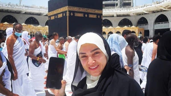 روجينا تثير غضباً واسعاً.. والسبب صورتها من أمام الكعبة