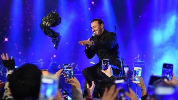 فيديو لكاظم الساهر يثير قلق محبيه.. والسبب كسر في قدمه