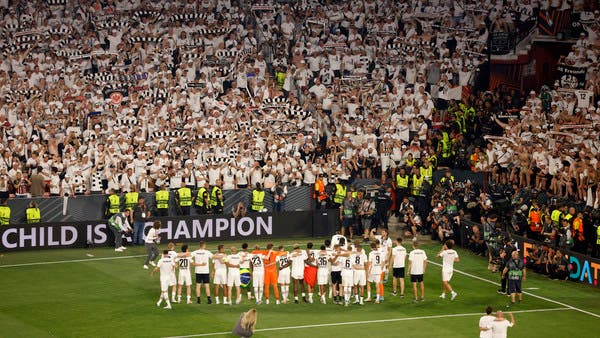 مشجع لفرانكفورت يتعرض لإصابات بالغة بعد سقوطه من المدرجات أمام رينجرز