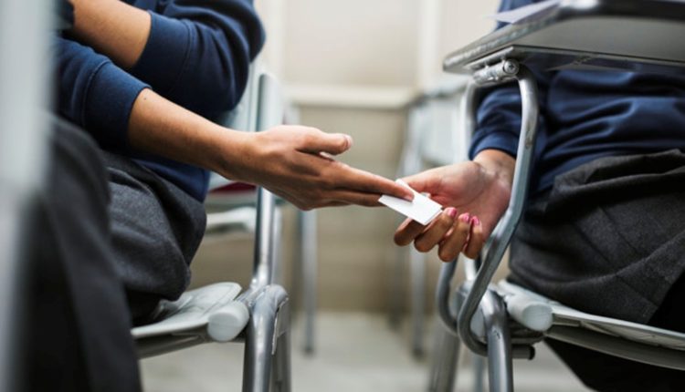 3 سنوات لنائب جزائري حاول مساعدة ابنته على الغش في الامتحان