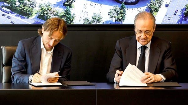 ريال مدريد يمدد عقد مودريتش