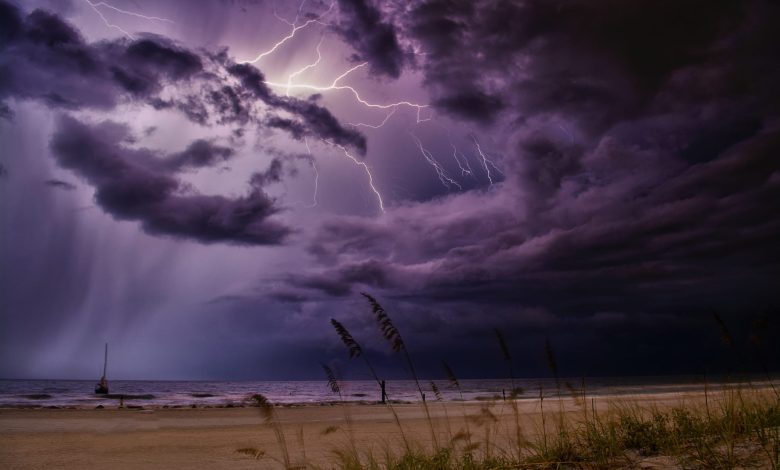 نشرة إنذارية : زخات رعدية قوية يومي الثلاثاء والأربعاء