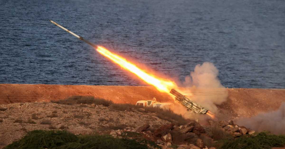 إيران ترفع تأهب قوة الدفاع الجوي وتجهز المدن بمنظومات دفاعية