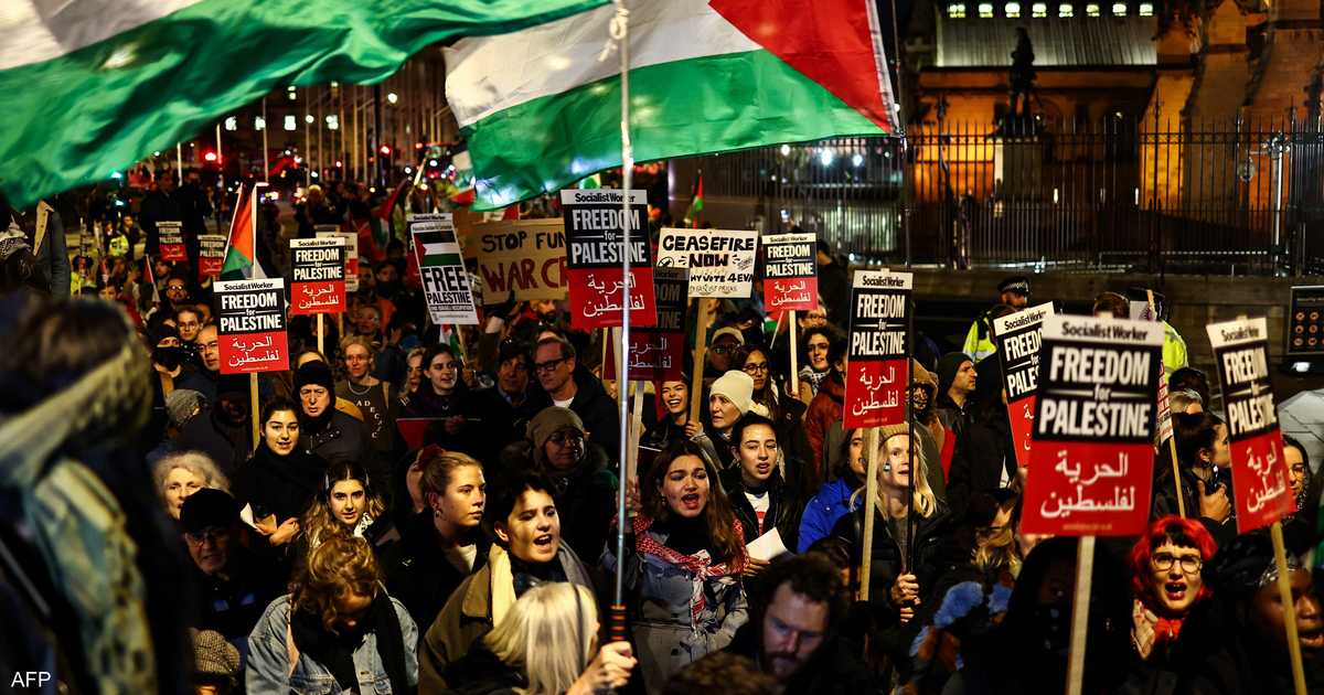 البرلمان البريطاني يصوّت ضد وقف النار بغزة.. واحتجاجات خارجه