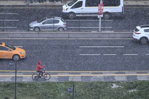 بدء تساقط الثلوج على أنقرة