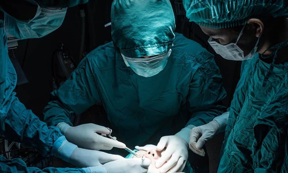 سابقة طبية.. علماء ينجحون بزراعة نصف وجه وعين كاملة لرجل (فيديو)