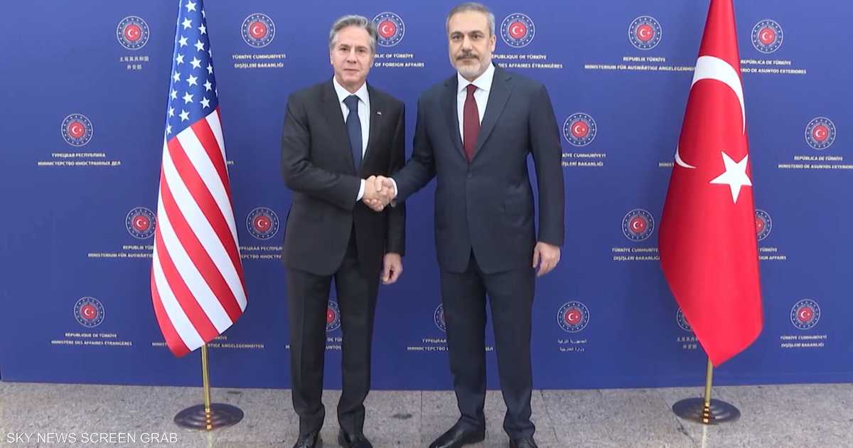صحيفة: لماذا رفض وزير خارجية تركيا معانقة بلينكن؟