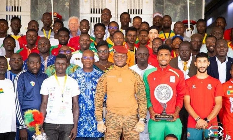 طواف بوركينا فاسو للدراجات.. الرئيس البوركينابي يقول: ” شكرا بزاف لأصدقائنا المغاربة”