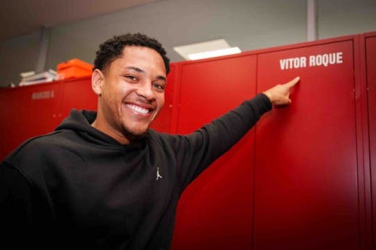 برشلونة يعلن وصول مهاجمه الجديد فيتور روكي